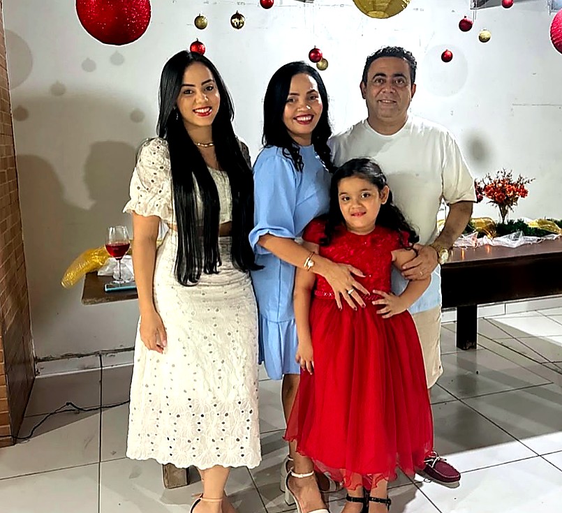 Sulielma Barros com a família: Elenilson, Rakhel e Bianca Victoria